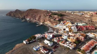 Okyanus kıyısındaki engebeli uçurumlara kurulmuş canlı kıyı binalarıyla Gran Canaria 'nın çarpıcı manzarasını deneyin. Bu adanın eşsiz cazibesini ve güzelliğini yakalar..