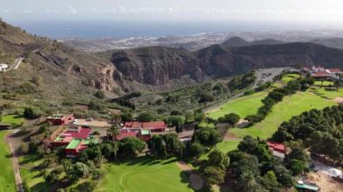 Yeşillik, manzaralı tepeler ve okyanusun panoramik manzarasıyla Gran Canarias 'ın çeşitli arazilerinin güzelliğine tanık olun. Bu büyüleyici alan adaların doğal cazibesini ve cazibesini sergiliyor..