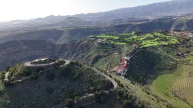 Canlı yeşilliği, manzaralı tepeleri ve geniş vadileriyle Gran Canaria 'nın büyüleyici güzelliğini görün. Bu Kanarya Adaları mücevherinin doğal ihtişam ve sükunetini keşfedin..
