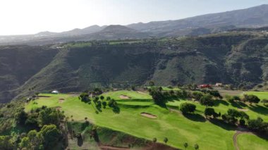 Gran Canaria 'da yemyeşil bir sahada golf oynayarak güzel bir gün geçirin. Çevredeki dağlar, açık hava meraklıları için mükemmel bir zemin oluşturur..