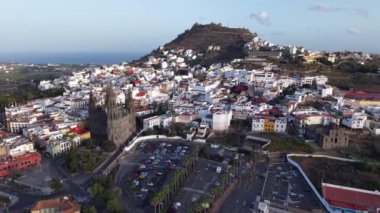 Arukas Gran Canaria resimli manzaralar, eşsiz mimari ve zengin bir kültür mirası sergiliyor. Altın saatinde köyün ve çevrenin nefes kesici manzarasının tadını çıkarın..