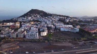 Gün batımında Gran Canaria 'daki Arukas' ın görkemli manzarasını keşfedin. Eşsiz binalar ve doğal manzara ziyaretçiler için büyüleyici bir atmosfer yaratıyor..
