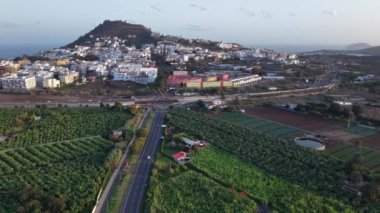 Arukas Gran Canaria 'nın büyüleyici güzelliğini keşfedin, verimli yeşillikler, dolambaçlı yollar, ve çevrenin nefes kesici manzaraları. Doğa ve şehrin mükemmel bir karışımı bekliyor..