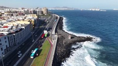 Las Palmas de Gran Kanaryası boyunca dalgaların kayalara çarptığı ve şehir yaşamının geliştiği kıyı şeridinin muhteşem manzarasının tadını çıkarın. Yol boyunca canlı enerjiyi hissedin..