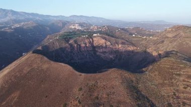 Güneş batarken, engebeli araziyi ve yemyeşil vadileri aydınlatan Gran Canaria 'daki muhteşem volkan kraterine tanık olun. Manzara doğal güzellikleri ve jeolojik harikaları sergiliyor..