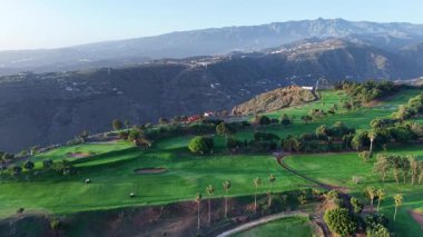 Gran Canaria 'nın güzelliğini, yemyeşil bir sahada golf oynarken tecrübe edin. Çarpıcı dağ manzarası ve canlı yeşillik her golfçü için sakin bir ortam yaratır..