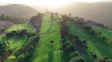 Gran Canaria 'nın güzel golf sahalarında güzel bir günün tadını çıkarın. Yeşillik, meydan okuyan çayırlıklar ve gün batımında muhteşem dağ manzaraları var. Tüm beceri seviyeleri için mükemmel..