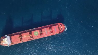 Bir kargo gemisi açık denizlere yapılan bir baskına aktif olarak katılıyor. Operasyon yeteneklerini bir taktik görev sırasında gösteriyor. Engin okyanus stratejik manevra yaparken gemiyi sarar..