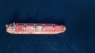 Yakınlarda bir kargo gemisi okyanusta gezinirken bir baskın gerçekleşiyor. Helikopterler havada daireler çiziyor. Bölgedeki gerilimin arttığını ve olası bir askeri operasyon olduğunu gösteriyor..