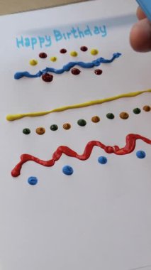 Doğum gününü kutlamak için Scrabble tablosunun yaratıcı seansının tadını çıkar. Renkli desenler ve neşeli mesajlar çeşitli boya renkleriyle yapılırken, neşe ve neşe katarken izleyin.