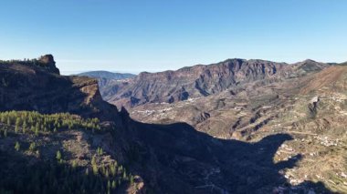 Bu nefes kesici hava perspektifi Gran Canarias eşsiz topoğrafyasını sergiliyor, engebeli dağlar, yemyeşil vadiler ve manzaralı manzaralar. Adaların doğal cazibesini keşfedin.