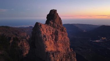 Güneş batarken Gran Canaria 'nın nefes kesen hava manzarasını, dramatik dağ manzaralarını ve sakin kıyı şeridini deneyimleyin. Doğanın ve coğrafyanın güzelliğine tanık olun..