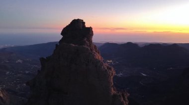 Gran Canaria üzerindeki büyüleyici hava perspektifi görkemli dağları, verimli vadileri ve nefes kesen günbatımında parıldayan kıyı şeridini gözler önüne seriyor, doğal güzellikleri yakalıyor..