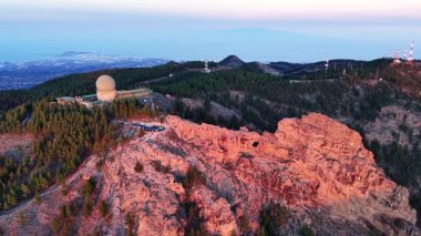 Büyük Kanarya 'nın nefes kesici hava perspektiflerini keşfetmek, dağlık arazisini ve günbatımı renklerinde yıkanan yemyeşil ormanlarını sergilemek. Doğal güzellik gerçekten büyüleyici..