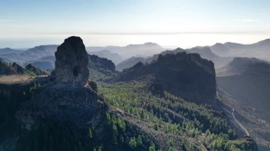Gran Canarias nefes kesen arazisi dramatik dağları ve yumuşak sabah ışığı altında yemyeşil alanları gözler önüne seriyor. Adaların doğal güzelliklerini çarpıcı bir hava perspektifinden tecrübe edin..