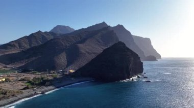 Gran Canaria 'daki La Aldea plajının nefes kesici hava manzarası.