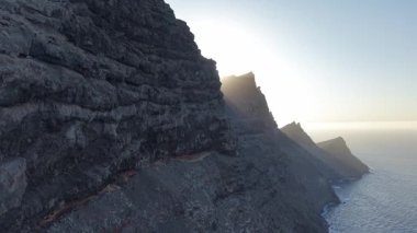 Gran Canarias Tamadaba parkının doğal güzelliğini tecrübe edin. Havadan bakıldığında dramatik uçurumlar ve sakin okyanus dalgaları görülüyor. Gün batımında huzurlu bir atmosfer..