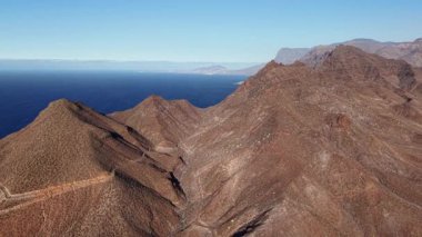 Gran Canaria 'daki Tamadaba Doğal Parkı' nın nefes kesici manzaralarını yukarıdan keşfedin. Engebeli dağlar okyanusla buluşuyor, adaların doğal güzelliklerini ve çeşitli arazilerini gözler önüne seriyor..