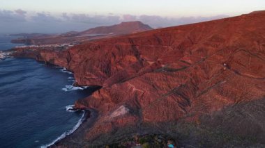 Gran Canaria 'daki Tamadaba doğal parkının nefes kesici güzelliğini hava perspektifinden yaşayın. Gün batımında engebeli uçurumları ve canlı manzarayı görün..