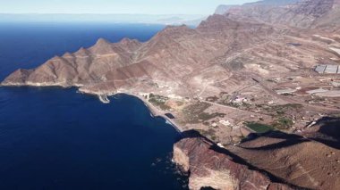 Gran Canarias Tamadaba doğal parkının nefes kesici hava manzarasını deneyin, kayalık kayalıklarını, masmavi sularını ve engebeli arazisini gösterin. Doğa aşıkları ve maceracılar için ideal..