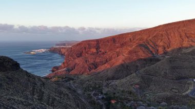 Gran Canaria 'daki Tamadaba Doğal Parkı' nın nefes kesici hava perspektifini tecrübe edin. Bu manzara dramatik uçurumları, kıyı manzaralarını ve yemyeşil alanları vurgular, güzellikleri yakalar..