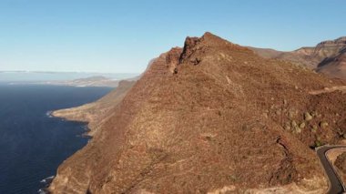Tamadaba Doğal Parkı 'nın Gran Canaria' daki büyüleyici manzaralarını keşfedin. Bu hava manzarası engebeli uçurumları, yemyeşil bitkileri ve güzel sahil şeridini sergiliyor..