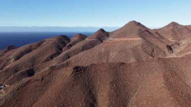 Tamadaba doğal parkının nefes kesici manzaraları engebeli arazisini ve açık mavi gökyüzü altında eşsiz jeolojik oluşumlarını gözler önüne seriyor. Gran Canaria 'nın güzelliği parlıyor.