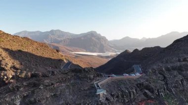 Güneş batarken Gran Canaria 'daki Tamadaba Doğal Parkı' nın nefes kesici güzelliğini keşfedin. Engebeli dağlar ve dolambaçlı yollar ziyaretçileri cezbeden görkemli bir manzara yaratıyor..