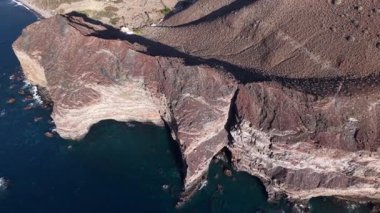 Gran Canarias Tamadaba doğal parkının çarpıcı manzarasına tanık olun, engebeli uçurumlarını, derin mavi sularını ve büyüleyici bir hava perspektifiyle yemyeşil sularını sergiliyor..