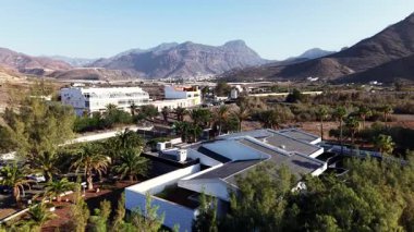 Havadan bakıldığında, Gran Canaria 'daki görkemli Tamadaba Doğal Parkı çeşitli manzaralar ve yemyeşil bitki örtüsünü gözler önüne seriyor. Kanarya Adalarının doğal güzelliklerini keşfedin.