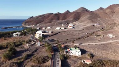 Tamadaba doğal parkının Gran Canaria 'daki büyüleyici manzaralarını keşfedin. Bu güzel yerde dağların ve kıyı manzaralarının eşsiz bir kombinasyonunu deneyimleyin..