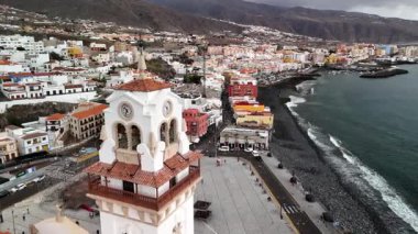 Candelaria 'nın Tenerife' deki güzel hava perspektifine tanık olun. Çarpıcı şehir manzarası Atlantik Okyanusu ile kesişiyor, canlı binalar ve canlı bir rıhtım manzarası sergiliyor..