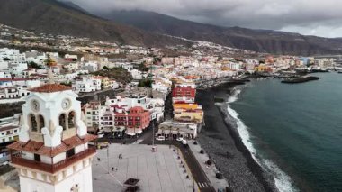 Candelaria 'nın nefes kesici hava manzarasına tanık olun. Tenerife, Kanarya Adaları' ndaki güzel bir sahil şehri. Renkli binalar, volkanik manzaralar ve dingin okyanusu keşfedin..