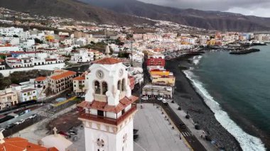 Tenerife 'deki Candelaria şehrinin nefes kesici güzelliğini, renkli mimarisini ve Kanarya Adaları' nın davetkar sahil şeridini gözler önüne seren etkileyici hava manzarasını deneyimleyin..