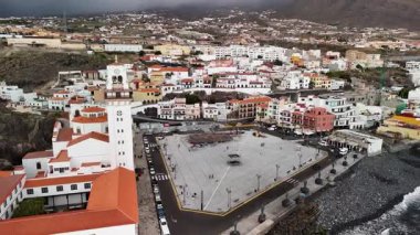 Candelaria şehrinin Tenerife, Kanarya Adaları 'ndaki nefes kesici hava manzarasını deneyin..