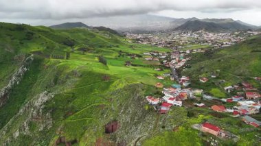 Tenerife 'nin nefes kesen kuzey bölgesini, vadilere yerleşmiş canlı yeşil tepeler ve büyüleyici yerleşimlerle hava perspektifleriyle keşfedin..