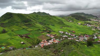 Kuzey Tenerife 'nin nefes kesici hava manzaraları, canlı yeşil tepeler ve manzaranın arasına yerleşmiş antika köyleri vurguluyor. Bu eşsiz bölgenin güzelliğinin tadını çıkar..