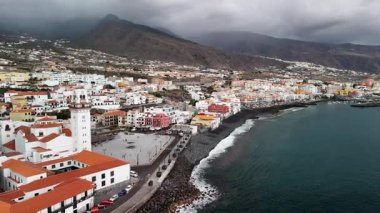 Candelaria 'nın Tenerife' deki nefes kesici manzarası büyüleyici mimarisini ve güzel sahil şeridini gözler önüne seriyor.