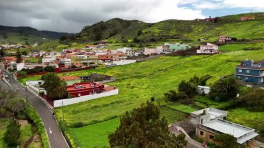 Tenerifes 'in kuzey bölgesinin havadan bakış açısını deneyin. Yeşillik, büyüleyici evler ve manzaralı yollar sergileniyor. Doğa aşıkları ve güzellik arayan gezginler için ideal..