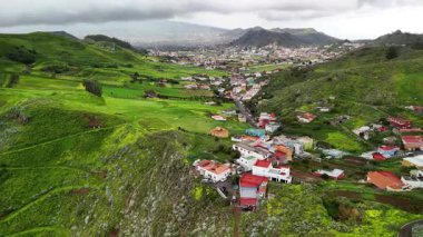 Gökyüzünden kuzey Tenerife 'nin doğal güzelliğini tecrübe edin, canlı yeşillikler, antika kasabalar ve sakin dağ manzaraları. Bu büyüleyici ada cennetini keşfedin.