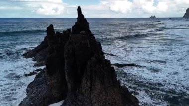 Atlantik Okyanusu 'ndan yükselen nefes kesici kaya oluşumlarıyla Tenerifes kıyılarının çarpıcı güzelliğini deneyimleyin. Parlak bir gökyüzünün altında kıyı şeridine çarpan dalgalara hayret.