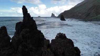 Tenerife 'nin nefes kesici güzelliğini, sarp kayalıkların geniş manzarasını ve kayalık kıyılara çarpan kükreyen Atlantik dalgalarını deneyimleyin. Doğanın çarpıcı görüntüsü büyüleyici..