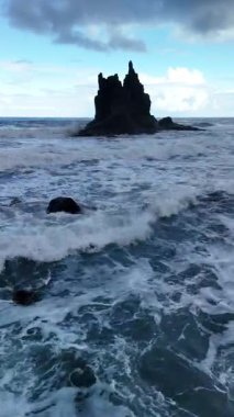 Kanarya Adaları 'ndaki Tenerife' nin nefes kesici hava manzarasını keşfedin. Okyanusun engebeli kayalıklarla buluştuğu ve dalgaların kıyı şeridi boyunca dans ettiği yer..