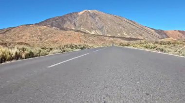 Teide Ulusal Parkı 'nın çarpıcı manzaralı Tenerife' de büyüleyici bir yolculuğun tadını çıkarın. Doğanın güzelliğini ve önündeki geniş yolu tecrübe et..
