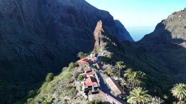Tenerife 'deki eşsiz Masca dağ köyünü güzel hava manzaralarıyla keşfedin. Dramatik uçurumlar ve yemyeşil alanlarla çevrili bu gizli mücevheri ve onun canlı manzarasını keşfedin..