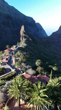 Tenerife 'deki pitoresk bir dağ köyü olan Masca' nın çarpıcı hava manzarasını deneyin. Dolgun avuç içleri ve dramatik uçurumlarla çevrili doğal güzelliğini ve çekiciliğini keşfeder..