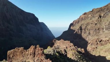 Masca 'nın güzelliğini keşfedin, Tenerife' de büyüleyici bir dağ köyü. Bu hava perspektifi dramatik uçurumlarını, yemyeşil ve uzak uçsuz bucaksız okyanuslarını gözler önüne seriyor..