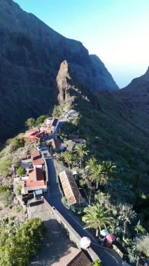Tenerife dağlarına kurulmuş Masca köyünün nefes kesici hava manzarasına tanık olun. Resimli evler ve bereketli palmiyeler bu büyüleyici yere benzersiz bir bakış sunuyor..
