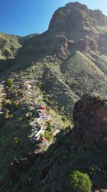 Tenerife 'deki bir dağ köyü olan Masca' nın hayranlığını, eşsiz mimarisini ve doğal güzelliğini gözler önüne seren çarpıcı hava perspektifleriyle yaşayın. Burası dramatik uçurumlarıyla ünlüdür..