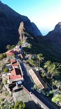Masca 'nın nefes kesici hava manzarasına tanık olun, Tenerife' deki gizli bir mücevher. Bu dağ köyü dramatik manzarasını ve büyüleyici mimarisini sergiliyor. Doğanın ve kültürün güzelliğini tecrübe et..